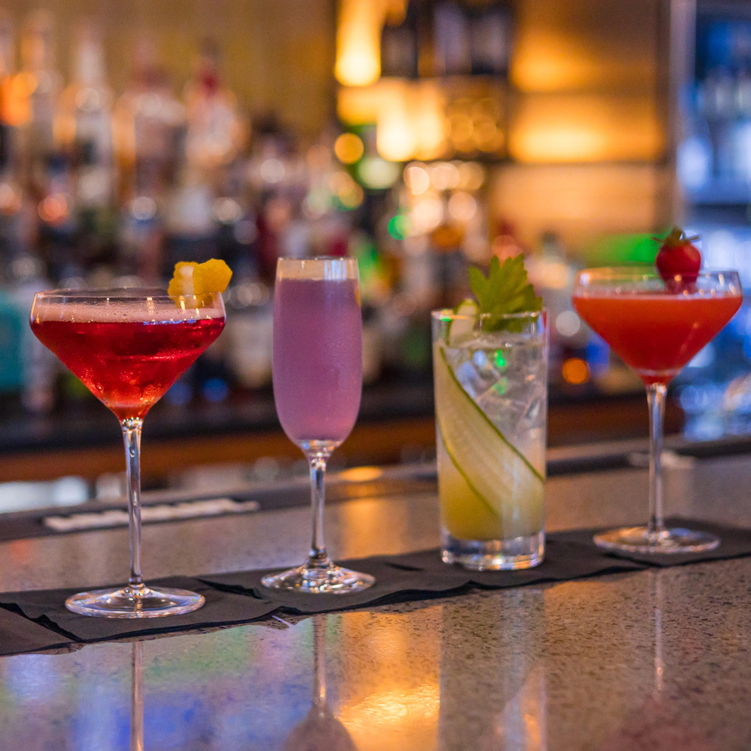 COLORFUL COCKTAILS ON BAR